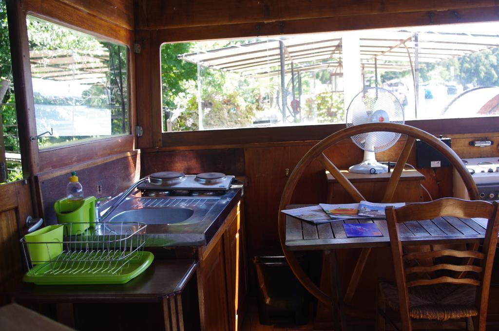 Peniche Le Hasard Bed & Breakfast Villeneuve-lès-Avignon Стая снимка