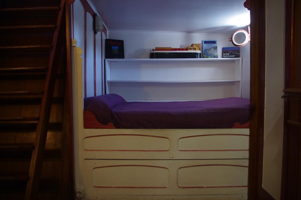 Peniche Le Hasard Bed & Breakfast Villeneuve-lès-Avignon Стая снимка