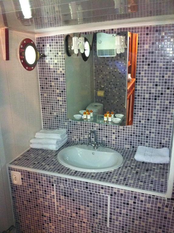 Peniche Le Hasard Bed & Breakfast Villeneuve-lès-Avignon Екстериор снимка