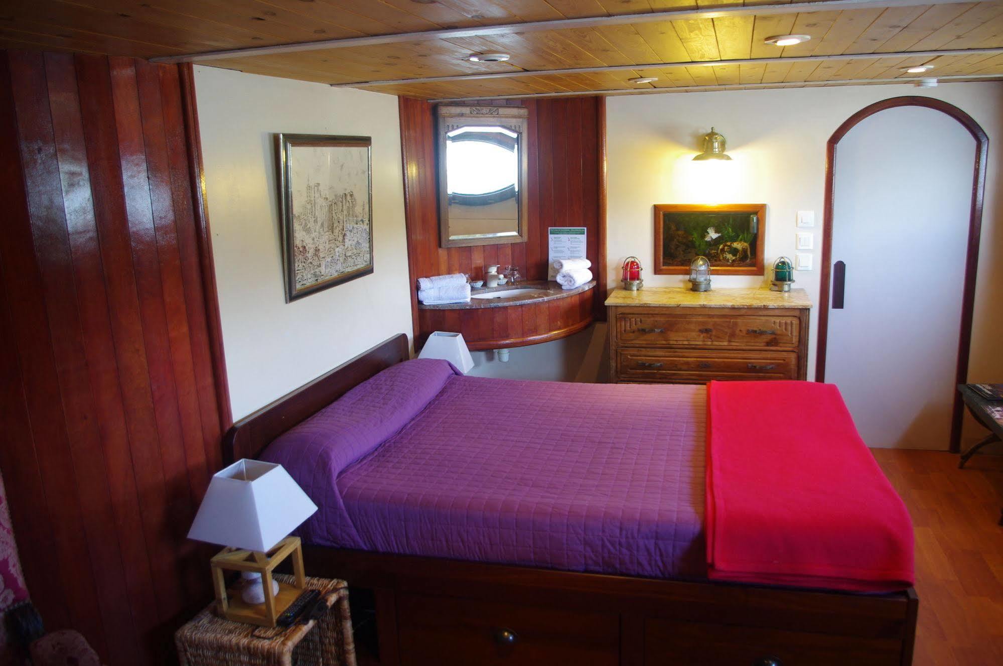 Peniche Le Hasard Bed & Breakfast Villeneuve-lès-Avignon Екстериор снимка